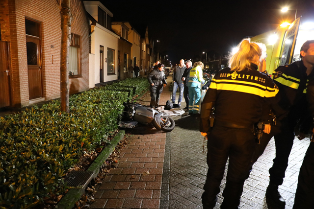 Auto en scooter botsen bij wegversmalling in Waalwijk op elkaar