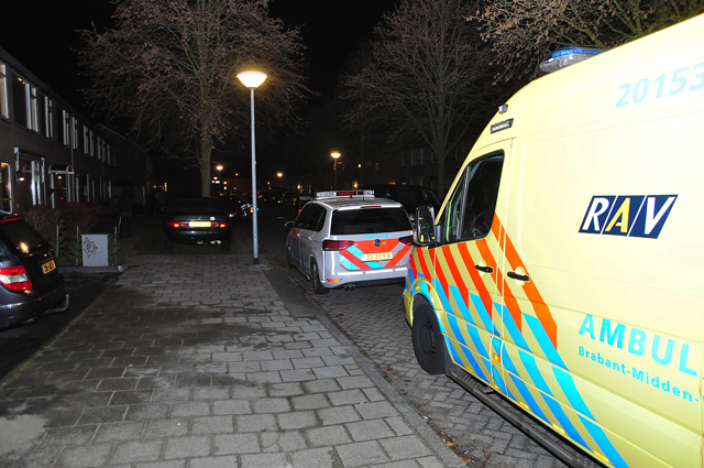 Man en vrouw mishandeld in woning in Waalwijk, politie zoekt daders, een dader mogelijk gewapend