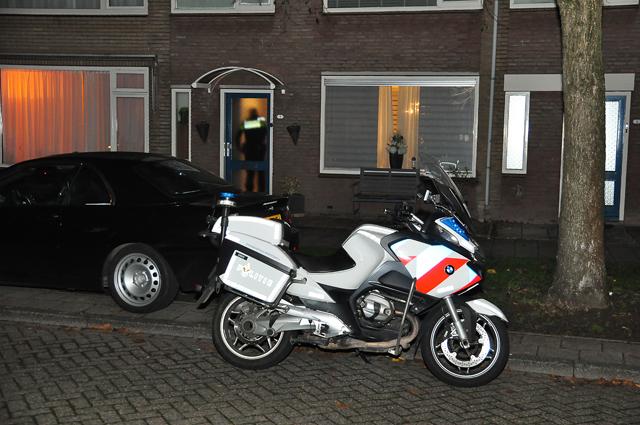 Man en vrouw mishandeld in woning in Waalwijk, politie zoekt daders, een dader mogelijk gewapend