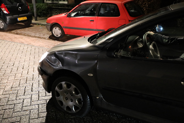 Auto en scooter botsen bij wegversmalling in Waalwijk op elkaar