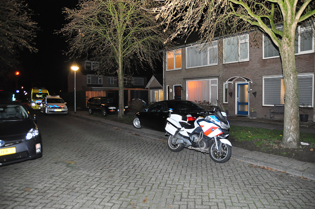Man en vrouw mishandeld in woning in Waalwijk, politie zoekt daders, een dader mogelijk gewapend