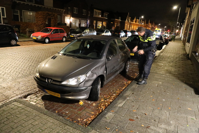 Auto en scooter botsen bij wegversmalling in Waalwijk op elkaar