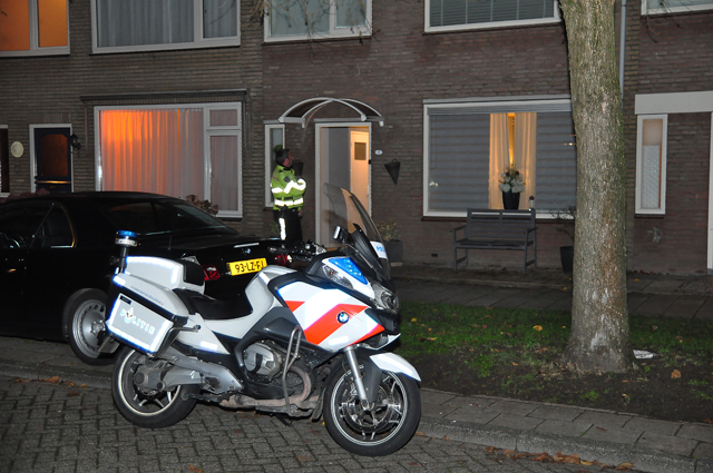 Man en vrouw mishandeld in woning in Waalwijk, politie zoekt daders, een dader mogelijk gewapend