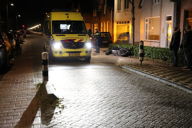 Auto en scooter botsen bij wegversmalling in Waalwijk op elkaar
