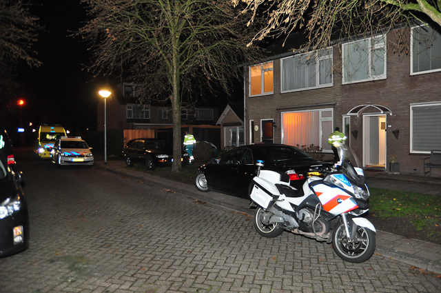 Man en vrouw mishandeld in woning in Waalwijk, politie zoekt daders, een dader mogelijk gewapend