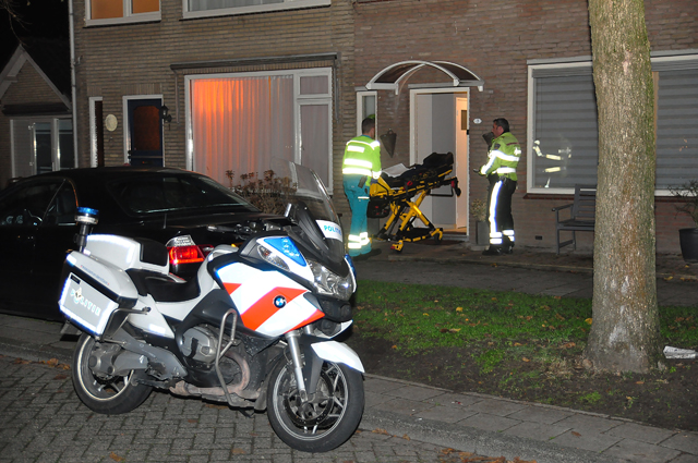 Man en vrouw mishandeld in woning in Waalwijk, politie zoekt daders, een dader mogelijk gewapend
