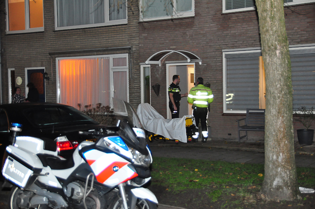 Man en vrouw mishandeld in woning in Waalwijk, politie zoekt daders, een dader mogelijk gewapend