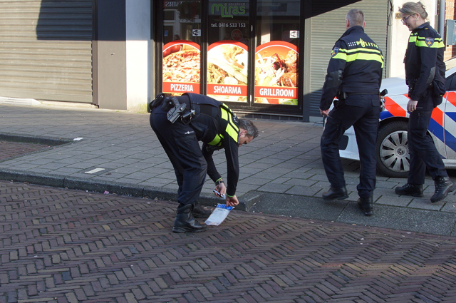 Meerdere waarschuwingsschoten gelost in winkelstraat in Waalwijk, agenten gewond bij arrestatie verwarde man (30)