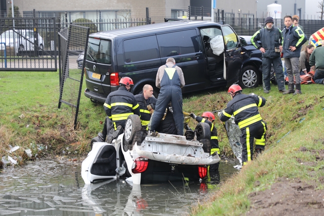 Drie gewonden door ongeluk in Waalwijk, auto belandt ondersteboven in het ijskoude water