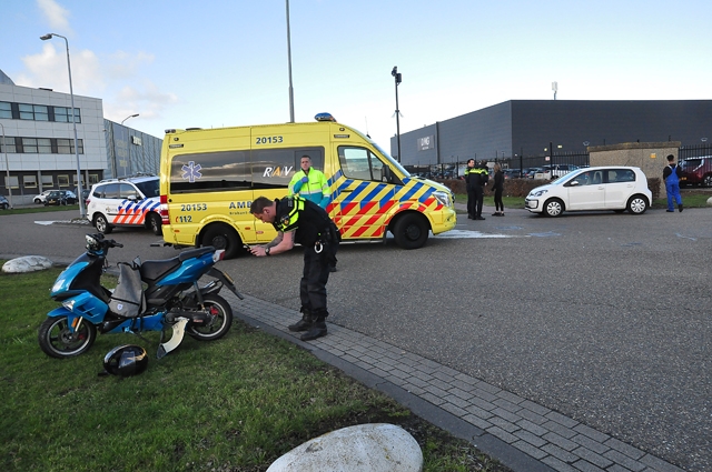 Ongeval tussen scooter en auto aan de Kleiweg Waalwijk