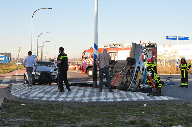 Auto belandt op zijn kant bij botsing tussen drie auto's in Waalwijk