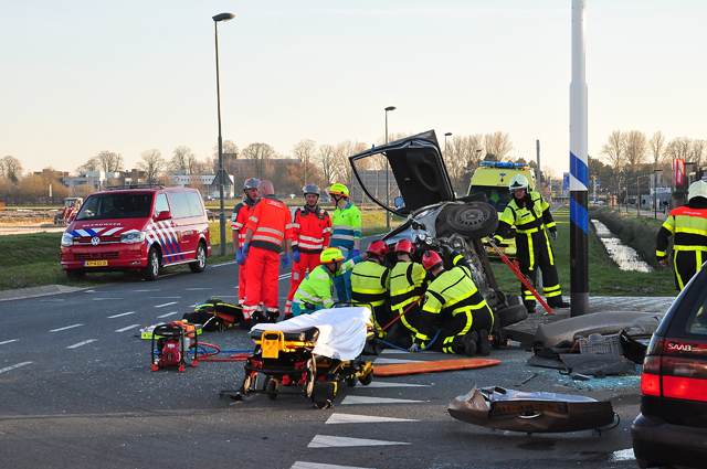 Auto belandt op zijn kant bij botsing tussen drie auto's in Waalwijk