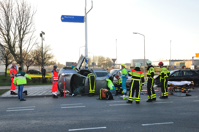 Auto belandt op zijn kant bij botsing tussen drie auto's in Waalwijk