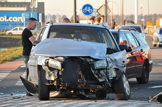 Auto belandt op zijn kant bij botsing tussen drie auto's in Waalwijk