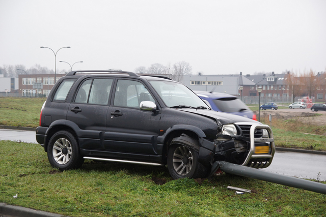 Automobiliste rijdt lantaarnpaal uit de grond in Waalwijk