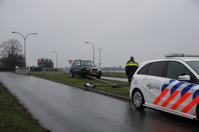 Automobiliste rijdt lantaarnpaal uit de grond in Waalwijk