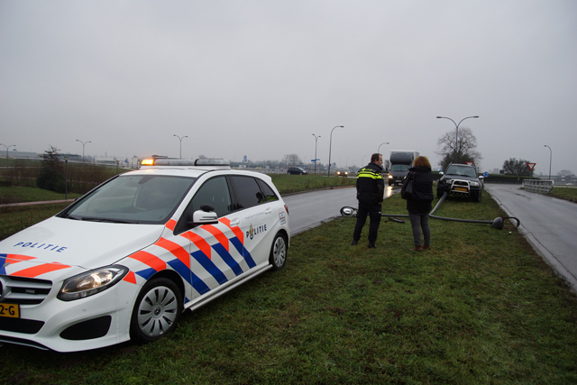 Automobiliste rijdt lantaarnpaal uit de grond in Waalwijk