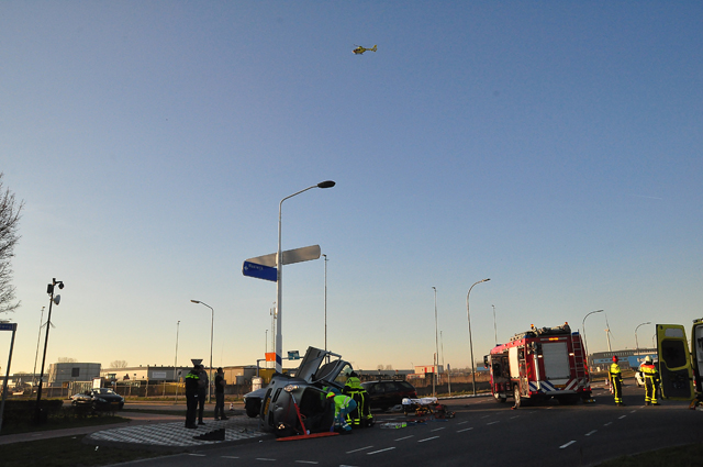 Auto belandt op zijn kant bij botsing tussen drie auto's in Waalwijk