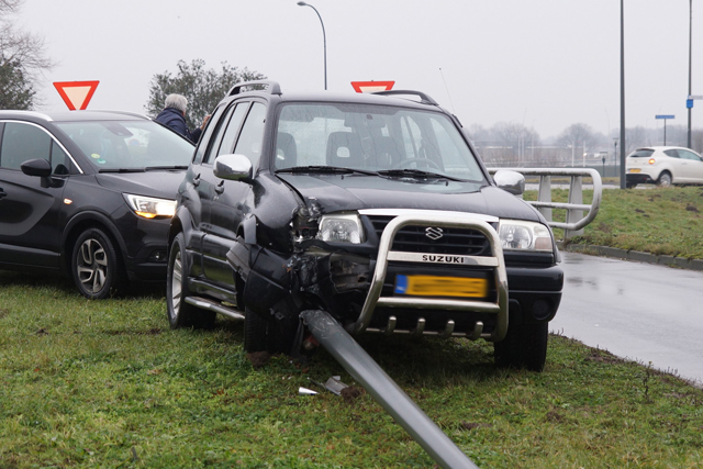 Automobiliste rijdt lantaarnpaal uit de grond in Waalwijk