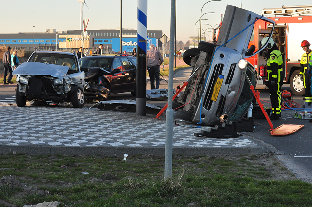 Auto belandt op zijn kant bij botsing tussen drie auto's in Waalwijk