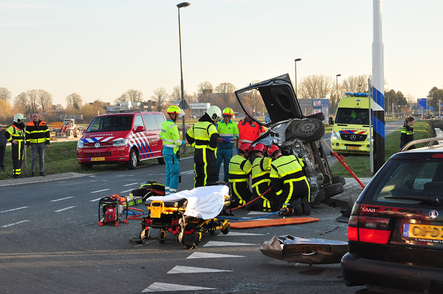 Auto belandt op zijn kant bij botsing tussen drie auto's in Waalwijk