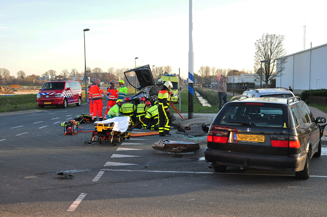 Auto belandt op zijn kant bij botsing tussen drie auto's in Waalwijk
