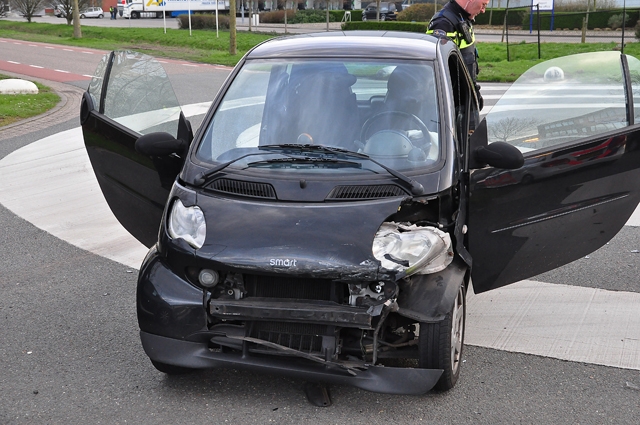 Aanrijding tussen twee Smart auto’s aan de Kleiweg Waalwijk