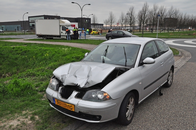 Drie auto’s botsen op elkaar in Waalwijk