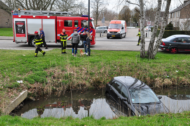 Auto rijdt slootje in in Waalwijk