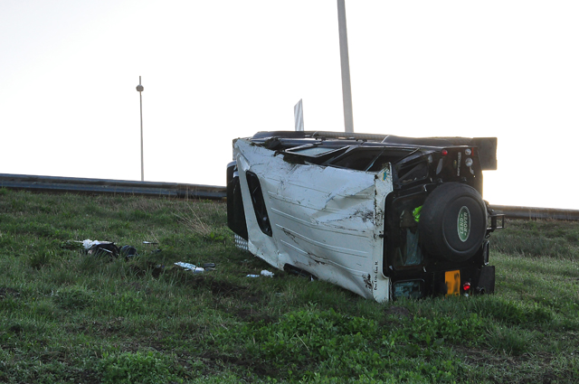 Land Rover-bestuurder slechts lichtgewond nadat auto van A59 kukelt
