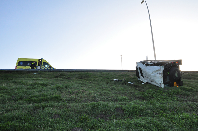 Land Rover-bestuurder slechts lichtgewond nadat auto van A59 kukelt