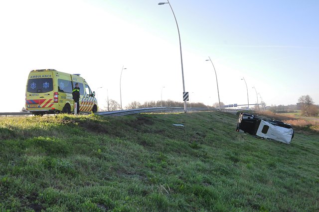 Land Rover-bestuurder slechts lichtgewond nadat auto van A59 kukelt