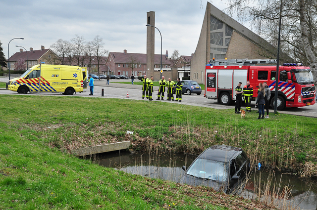 Auto rijdt slootje in in Waalwijk