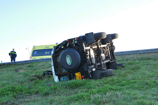 Land Rover-bestuurder slechts lichtgewond nadat auto van A59 kukelt
