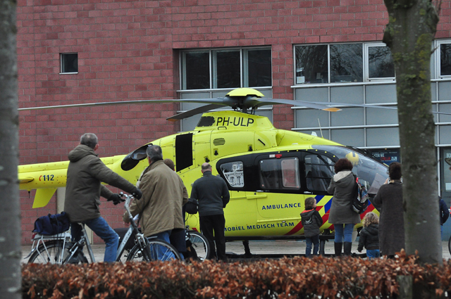 Traumahelikopter landt op Vredesplein in Waalwijk