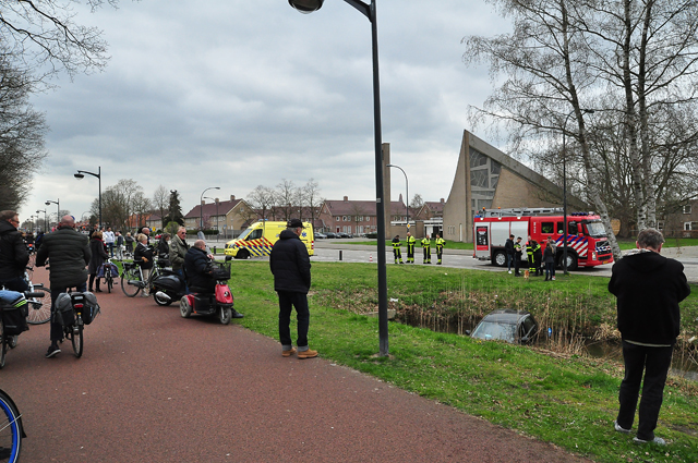 Auto rijdt slootje in in Waalwijk