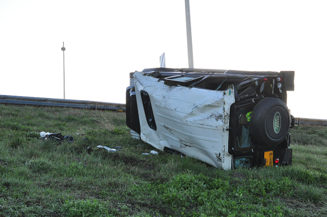 Land Rover-bestuurder slechts lichtgewond nadat auto van A59 kukelt