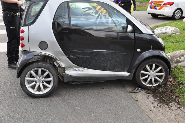 Aanrijding tussen twee Smart auto's aan de Kleiweg Waalwijk