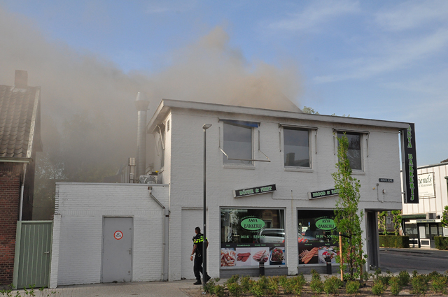 Zeer grote brand bij Asya Bakkerij in Waalwijk