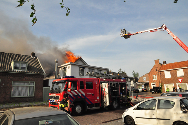 Zeer grote brand bij Asya Bakkerij in Waalwijk