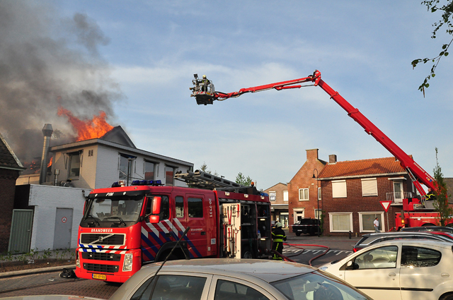 Zeer grote brand bij Asya Bakkerij in Waalwijk