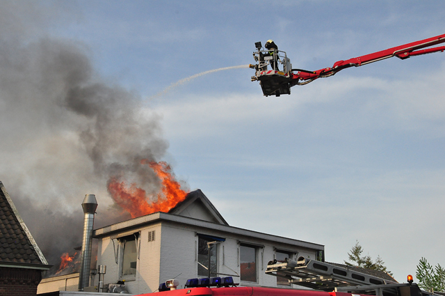Zeer grote brand bij Asya Bakkerij in Waalwijk