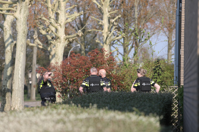 Zeven politieauto's en helikopter naar huis in Waalwijk voor man die met legaal speelgoedwapen in eigen achtertuin zit