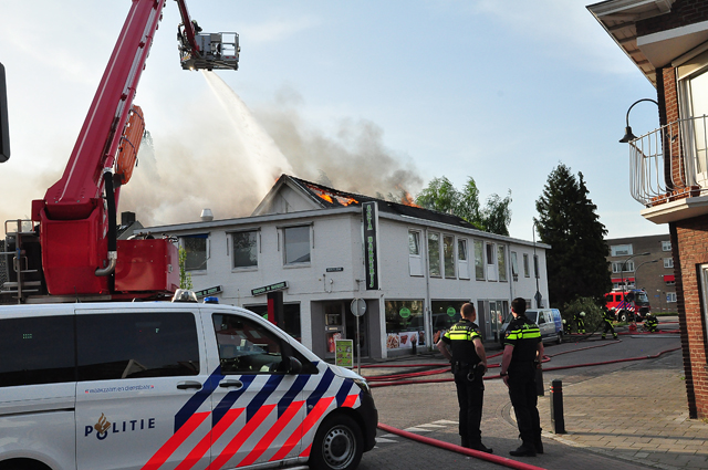 Zeer grote brand bij Asya Bakkerij in Waalwijk
