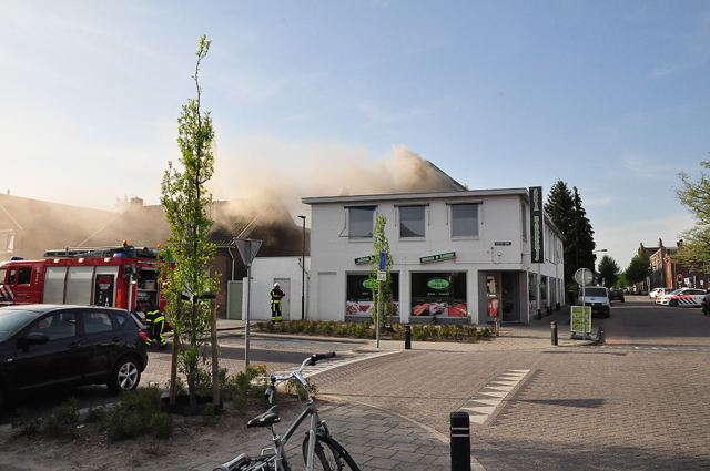 Zeer grote brand bij Asya Bakkerij in Waalwijk