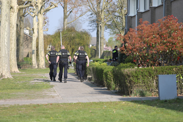 Zeven politieauto's en helikopter naar huis in Waalwijk voor man die met legaal speelgoedwapen in eigen achtertuin zit