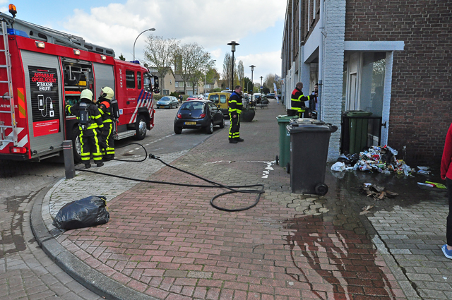 Bewoners en brandweerlieden blussen brandende vuilniszakken in Waalwijk