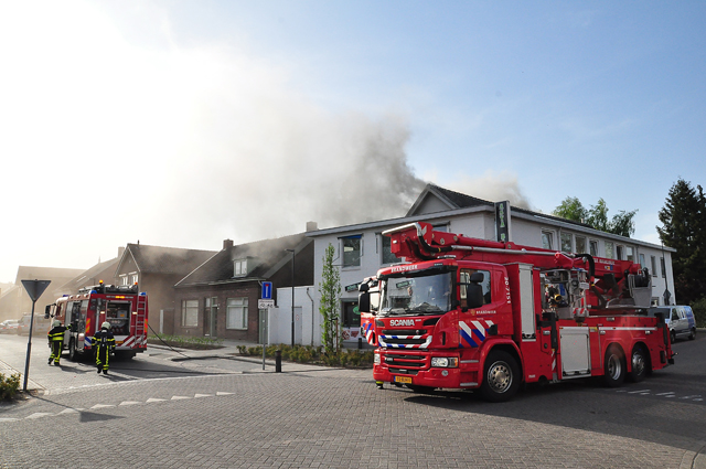 Zeer grote brand bij Asya Bakkerij in Waalwijk