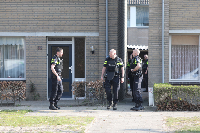 Zeven politieauto's en helikopter naar huis in Waalwijk voor man die met legaal speelgoedwapen in eigen achtertuin zit
