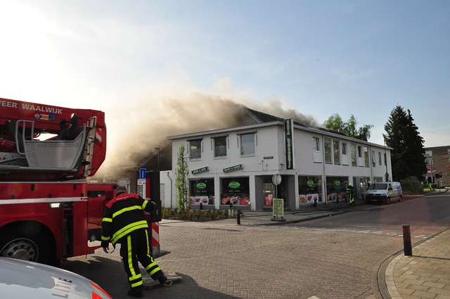 Zeer grote brand bij Asya Bakkerij in Waalwijk